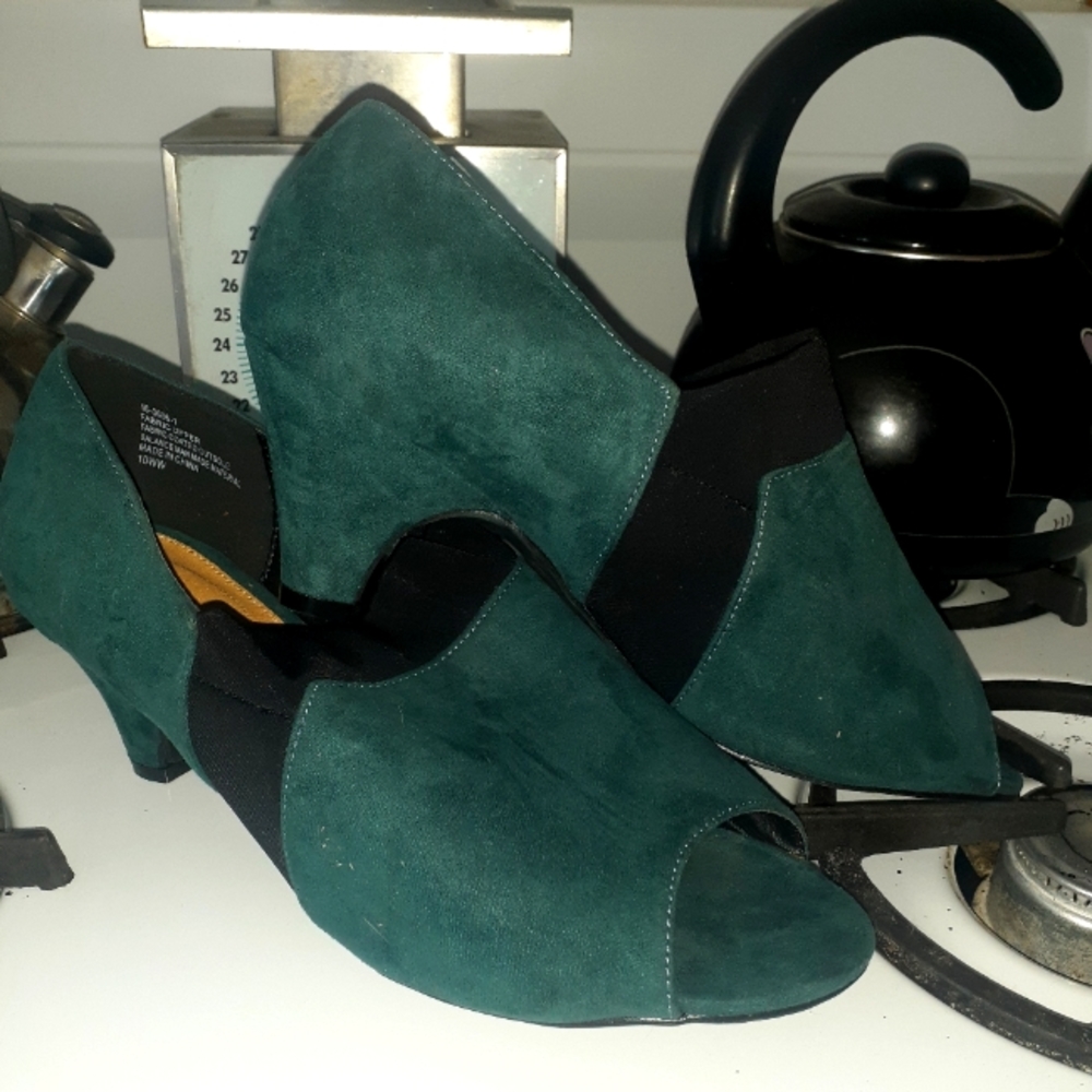 Comfortview Women's 10 peep toe heels